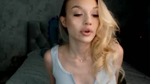 ellamilla online show from 06/26/26, 01:04