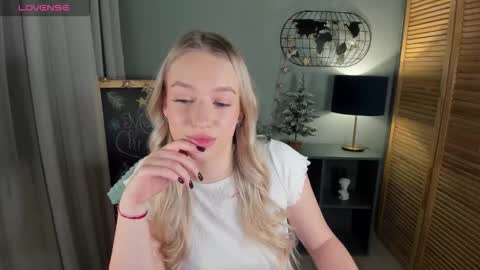 Snapshot of elldiana chatting on 12/15/25, 01:32 elldiana online show from 12/15/25, 01:32