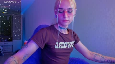 Snapshot of elli_26 chatting on 04/10/26, 04:12 Ellie online show from 04/10/26, 04:12