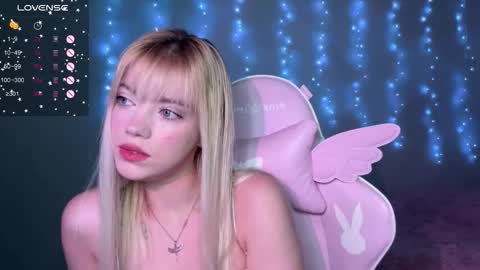 Snapshot of ellie_lovely_girl chatting on 11/25/25, 06:52 ellie online show from 11/25/25, 06:52