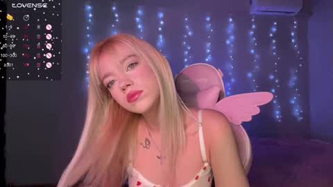 Snapshot of ellie_lovely_girl chatting on 12/15/25, 09:19 ellie online show from 12/15/25, 09:19