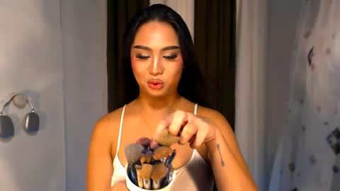 Snapshot of elliecummers chatting on 11/24/25, 05:12 ellie online show from 11/24/25, 05:12