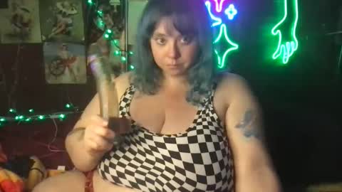 Snapshot of ellielouise11 chatting on 12/21/24, 09:58 Ellie Louise online show from 12/21/24, 09:58