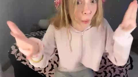 Snapshot of ellieluvs chatting on 10/27/25, 01:20 ellie online show from 10/27/25, 01:20