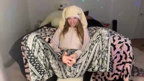 Snapshot of ellieluvs chatting on 10/29/25, 02:03 ellie online show from 10/29/25, 02:03