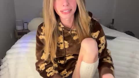 Snapshot of ellieluvs chatting on 02/03/26, 03:15 ellie online show from 02/03/26, 03:15