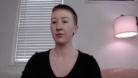 Snapshot of ellierowyn chatting on 12/04/25, 10:18 Ellie Rowyn online show from 12/04/25, 10:18