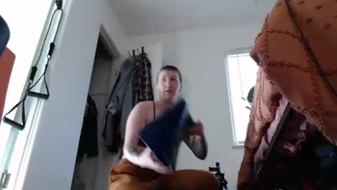 Snapshot of ellierowyn chatting on 12/15/25, 07:40 Ellie Rowyn online show from 12/15/25, 07:40