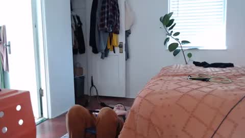 Snapshot of ellierowyn chatting on 12/22/25, 08:39 Ellie Rowyn online show from 12/22/25, 08:39