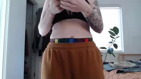 Snapshot of ellierowyn chatting on 02/06/26, 08:01 Ellie Rowyn online show from 02/06/26, 08:01