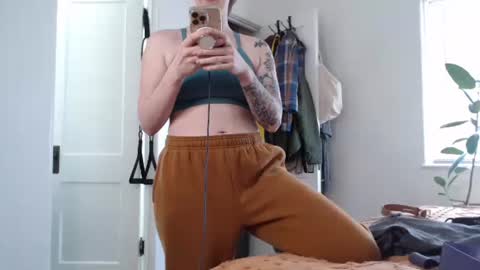 Snapshot of ellierowyn chatting on 03/24/26, 08:47 Ellie Rowyn online show from 03/24/26, 08:47