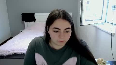 Snapshot of ellies_8 chatting on 06/19/26, 09:35 Ellie online show from 06/19/26, 09:35
