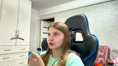 Snapshot of ellina_ chatting on 08/06/26, 10:28 Elly online show from 08/06/26, 10:28
