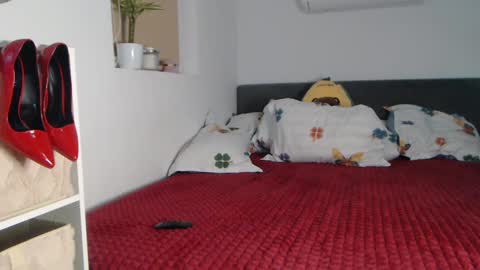 Snapshot of elly_denise chatting on 02/09/25, 08:13 Denise online show from 02/09/25, 08:13