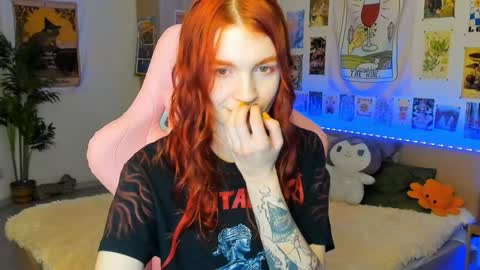 Snapshot of elly_milas chatting on 12/13/24, 05:49 Elly Fansly online show from 12/13/24, 05:49