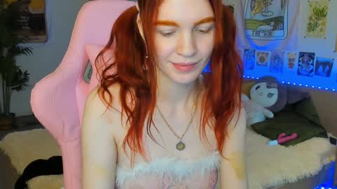 Snapshot of elly_milas chatting on 12/16/24, 09:14 Elly Fansly online show from 12/16/24, 09:14