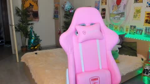 Snapshot of elly_milas chatting on 01/07/25, 10:01 Elly Fansly online show from 01/07/25, 10:01