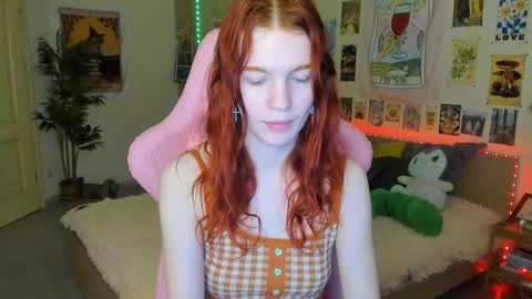 Snapshot of elly_milas chatting on 03/06/25, 08:41 Elly Fansly online show from 03/06/25, 08:41