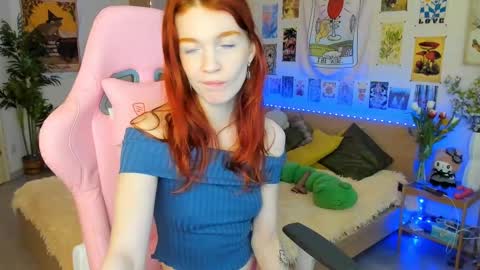 Snapshot of elly_milas chatting on 03/09/25, 08:07 Elly Fansly online show from 03/09/25, 08:07