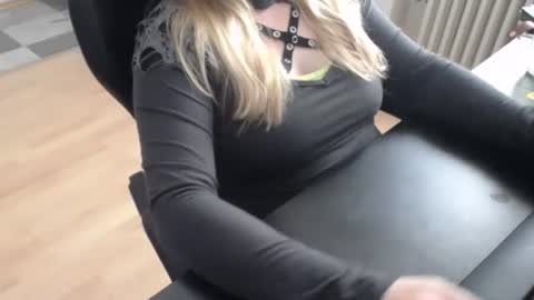 Snapshot of elly_petite chatting on 10/13/25, 07:30 Elly online show from 10/13/25, 07:30