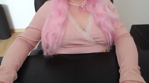 Snapshot of elly_petite chatting on 04/01/26, 01:41 Elly online show from 04/01/26, 01:41
