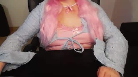 Snapshot of elly_petite chatting on 04/03/26, 06:39 Elly online show from 04/03/26, 06:39