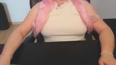 Snapshot of elly_petite chatting on 04/07/26, 03:45 Elly online show from 04/07/26, 03:45