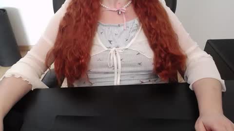 Snapshot of elly_petite chatting on 04/15/26, 11:06 Elly online show from 04/15/26, 11:06