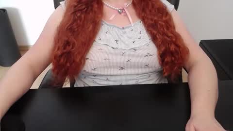 Snapshot of elly_petite chatting on 04/16/26, 01:56 Elly online show from 04/16/26, 01:56