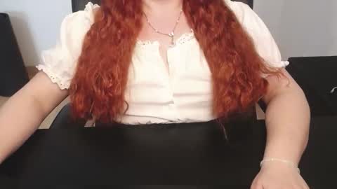 Snapshot of elly_petite chatting on 04/19/26, 04:28 Elly online show from 04/19/26, 04:28
