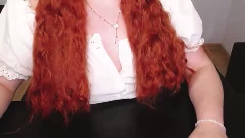 Snapshot of elly_petite chatting on 04/19/26, 06:10 Elly online show from 04/19/26, 06:10