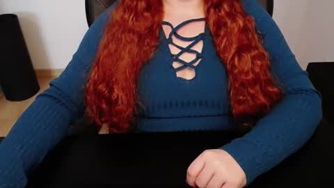 Snapshot of elly_petite chatting on 04/20/26, 06:16 Elly online show from 04/20/26, 06:16