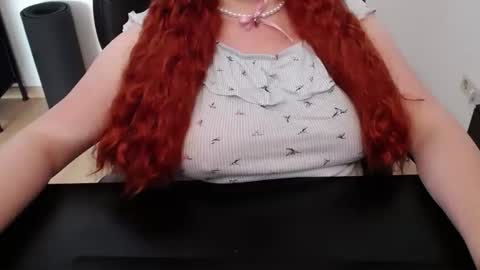 Snapshot of elly_petite chatting on 05/18/26, 12:55 Elly online show from 05/18/26, 12:55