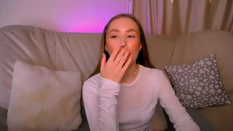 Snapshot of ellycolins_ chatting on 04/02/26, 02:53 Elly online show from 04/02/26, 02:53
