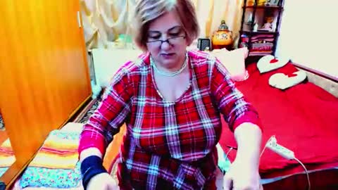 Snapshot of ellyhot53 chatting on 01/06/26, 11:51 ellyhot53 online show from 01/06/26, 11:51