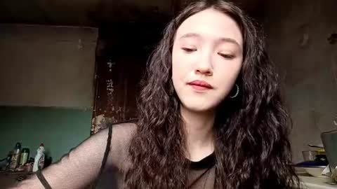 Snapshot of elouisevallian chatting on 06/17/26, 02:14 Elara online show from 06/17/26, 02:14