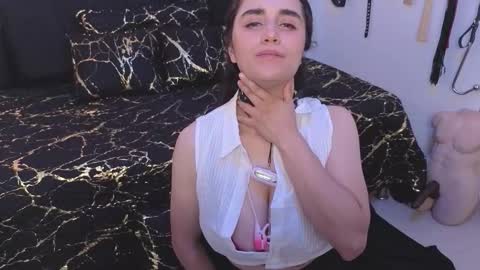 elowen_halley1 online show from 11/22/25, 08:41