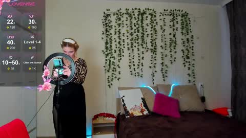 Snapshot of elsa_hot_here chatting on 03/08/25, 02:01 Elsa online show from 03/08/25, 02:01