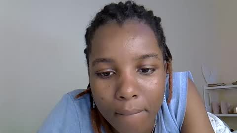 Snapshot of elvier_pretty chatting on 11/02/25, 07:44 flo online show from 11/02/25, 07:44