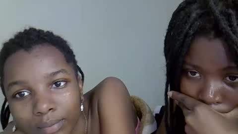 Snapshot of elvier_pretty chatting on 11/14/25, 10:25 flo online show from 11/14/25, 10:25