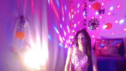 Elisa online show from 10/30/25, 10:32