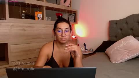 Snapshot of em_rotic chatting on 12/12/24, 05:59 Emilia online show from 12/12/24, 05:59