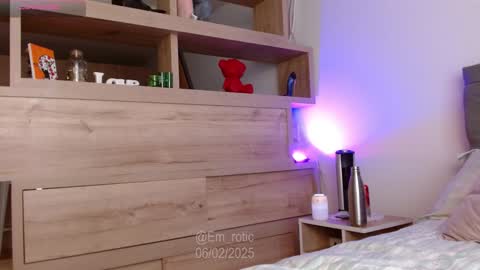 Snapshot of em_rotic chatting on 02/06/25, 05:19 Emilia online show from 02/06/25, 05:19