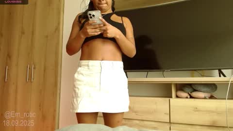 Snapshot of em_rotic chatting on 09/18/25, 05:15 Emilia online show from 09/18/25, 05:15