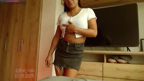 Snapshot of em_rotic chatting on 10/23/25, 08:51 Emilia online show from 10/23/25, 08:51