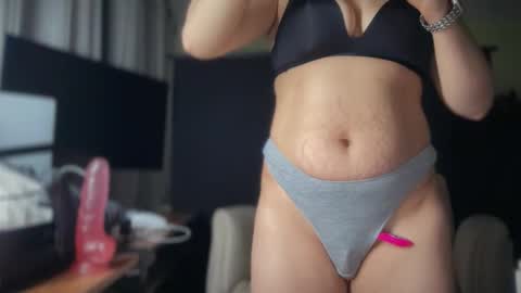 Snapshot of ema_lov3 chatting on 01/14/26, 03:23 Ema Love online show from 01/14/26, 03:23