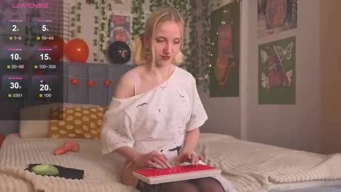 Snapshot of emacalim_ chatting on 10/31/25, 04:52 Emma online show from 10/31/25, 04:52