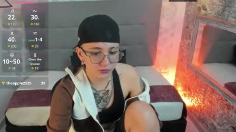 Snapshot of emahills__axelrose chatting on 10/25/25, 10:01 emahills__axelrose online show from 10/25/25, 10:01