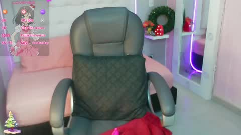 Snapshot of emalinda__hills chatting on 12/26/24, 12:16 EMA online show from 12/26/24, 12:16