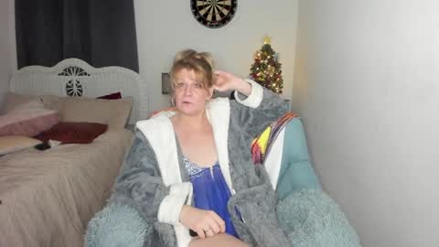 Snapshot of emberpheonixxx chatting on 12/23/24, 06:44 Ember Pheonixxx online show from 12/23/24, 06:44